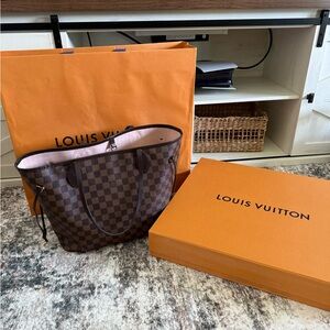Louis Vuitton Neverfull purse